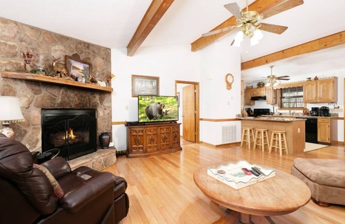 Gatlinburg - Pigeon Forge Cabin | Spring Cove Hideaway - Private Hot Tub