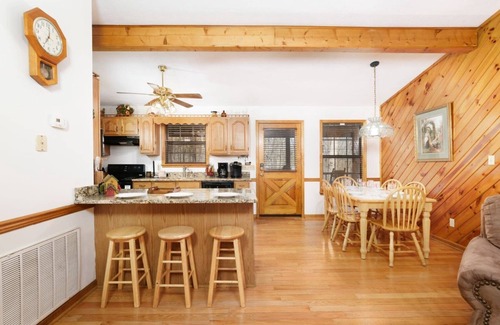 Gatlinburg - Pigeon Forge Cabin | Spring Cove Hideaway - Private Hot Tub