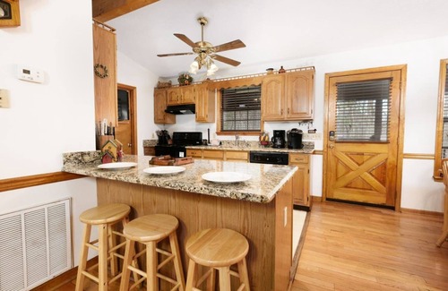 Gatlinburg - Pigeon Forge Cabin | Spring Cove Hideaway - Private Hot Tub