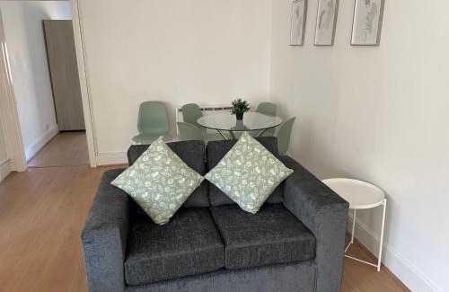 Portswood Apartment | Spring Crescent Apartments - 2 Bed with Garden & Parking, Sleep 6