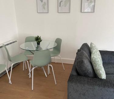 Portswood Apartment | Spring Crescent Apartments - 2 Bed with Garden & Parking, Sleep 6