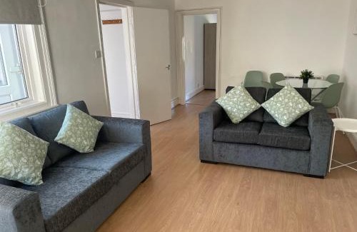 Portswood Apartment | Spring Crescent Apartments - 2 Bed with Garden & Parking, Sleep 6