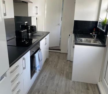 Portswood Apartment | Spring Crescent Apartments - 2 Bed with Garden & Parking, Sleep 6