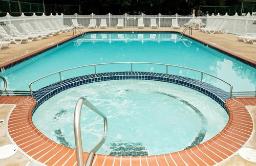 New Holland Resort | Spring Gulch Screened Park Model 7