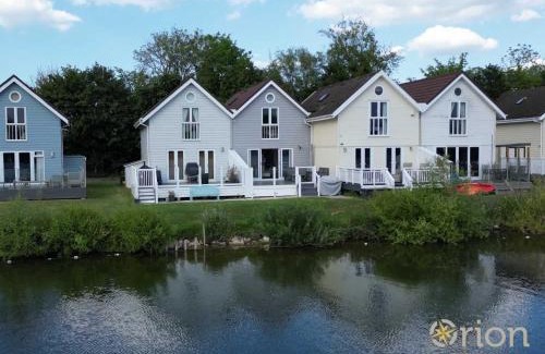 South Cerney House | Spring Lake 14, Lakeside Retreat
