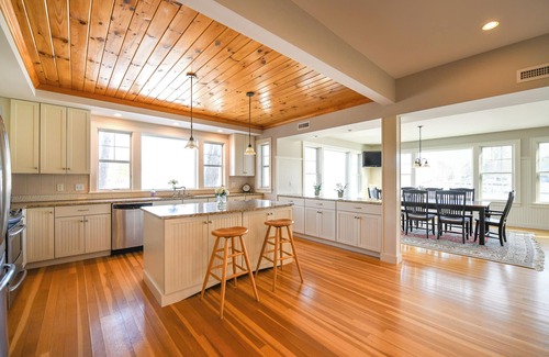 Naples House | * SPRING SPECIAL * Prime Causeway Location with Sandy Beach & Rooftop Deck!