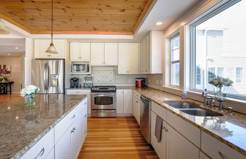 Naples House | * SPRING SPECIAL * Prime Causeway Location with Sandy Beach & Rooftop Deck!