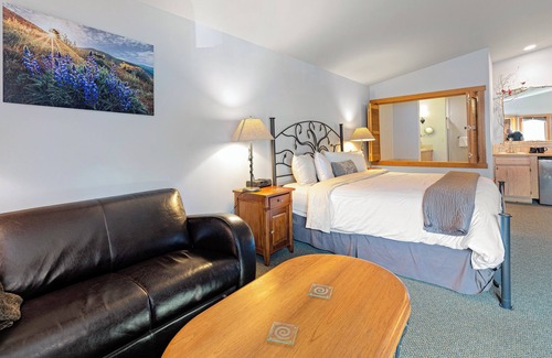 Leavenworth Apartment | Spring Suite ~ King Bed ~ Hydrotherapy Tub ~ Downtown Leavenworth