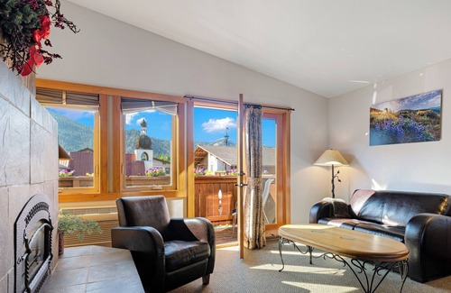 Leavenworth Apartment | Spring Suite ~ King Bed ~ Hydrotherapy Tub ~ Downtown Leavenworth
