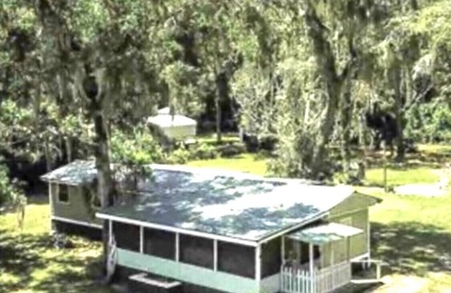 Fanning Springs Cottage | Springs Cottage 3/1 sleeps 8, near Ginnie, Fanning Springs , Manatee and blue