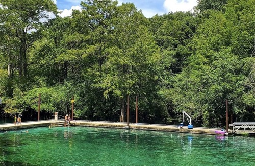 Fanning Springs Cottage | Springs Cottage 3/1 sleeps 8, near Ginnie, Fanning Springs , Manatee and blue