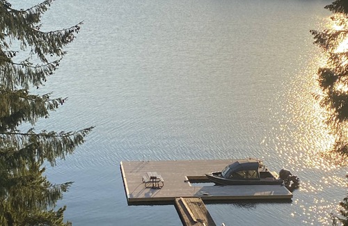 Port Alberni House | Sproat Lake Waterfront House, Sleeps 11