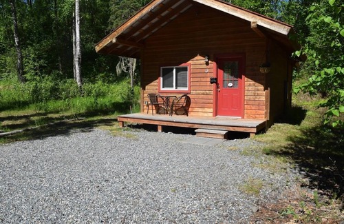 Talkeetna Cabin | Spruce Cabin Queen Ensuite with Shower