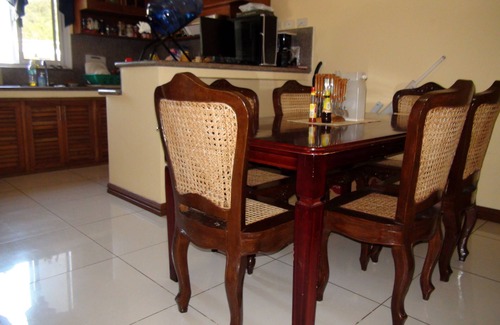 Puerto Galera Apartment | Squares Cafe and Apartments