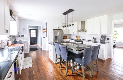 Sandusky Other | Squiggy's Farm- 2 King Beds- Comfortable Modern Stay with Entertainment Barn