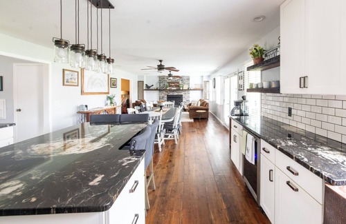 Sandusky Other | Squiggy's Farm- 2 King Beds- Comfortable Modern Stay with Entertainment Barn