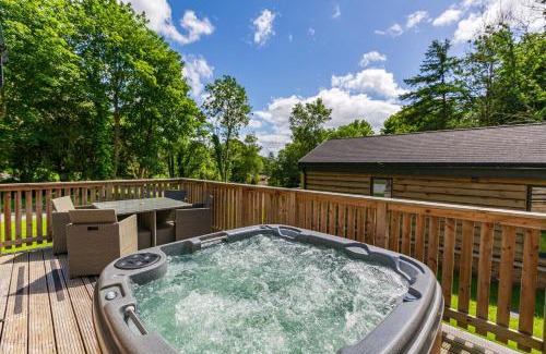 Newton Stewart Ski Chalet | Squirrel Lodge 41 with Hot Tub
