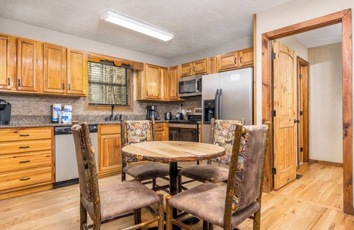 Gatlinburg - Pigeon Forge Cabin | Squirrel's Nest: Cabin Nested in the Mountains of Gatlinburg, Just Minutes Away from Downtown