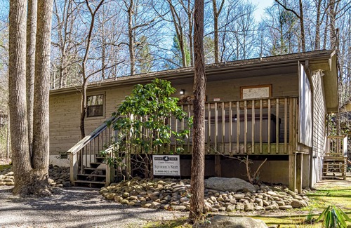 Gatlinburg - Pigeon Forge Cabin | Squirrel's Nest: Cabin Nested in the Mountains of Gatlinburg, Just Minutes Away from Downtown