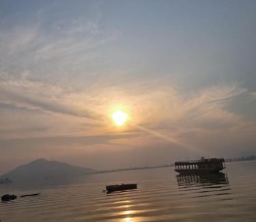 Nishat-Shalimar Hotel | Srinagar hotels and houseboats