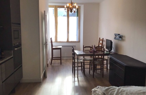 Ax-les-Thermes Apartment | St 1, 3/4 pers, 27 m2, good location, ideal for vacations.