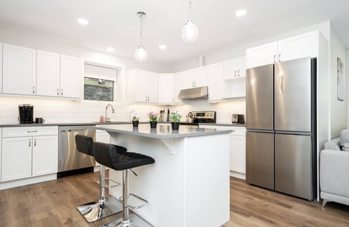 Winnipeg House | St. Boniface + Spacious & Cozy 2 Bdr + Parking + (1- 261)