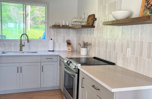 Sainte-Therese-de-la-Gatineau Cottage | Stylish Lakeside Getaway | Renovated Cottage on Roddick Lake – Family Friendly