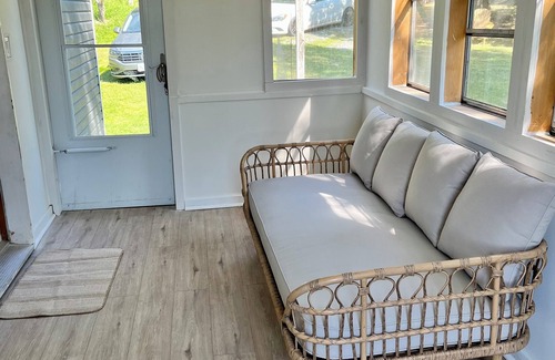Sainte-Therese-de-la-Gatineau Cottage | Stylish Lakeside Getaway | Renovated Cottage on Roddick Lake – Family Friendly