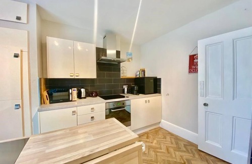 Ventnor Apartment | St Catherine's Lookout is in the peaceful village of Niton on the Isle of Wight with stunning views
