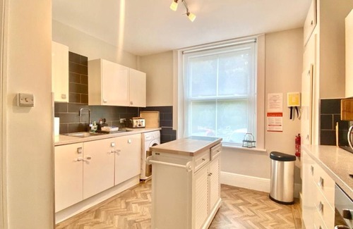 Ventnor Apartment | St Catherine's Lookout is in the peaceful village of Niton on the Isle of Wight with stunning views
