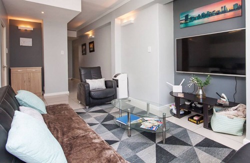 Port Elizabeth Central Apartment | St Georges Apartment - Modern, Secure, Spotless