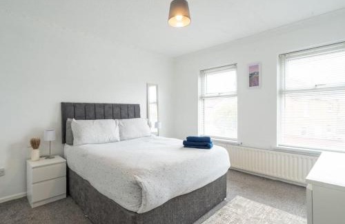 Belfast Central District Apartment | St George Market 3 BR House City Centre Parking