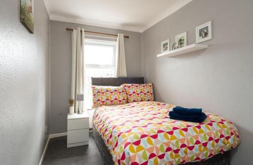Belfast Central District Apartment | St George Market 3 BR House City Centre Parking