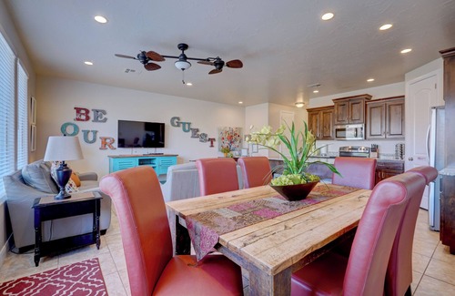 Washington House | St George, near Zion, 2 king bedrooms, 2 pools/hot tubs, playground, pond 4 BD