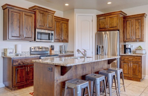 Washington House | St George, near Zion, 2 king bedrooms, 2 pools/hot tubs, playground, pond 4 BD