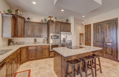 Washington Villa | St George near Zion, 3BR, sleeps 10, steps to 2 pools/hot tubs, playground, pond