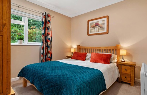 Wiseman's Bridge Apartment | St Helens Apartment 2 - Short Walk to Beach