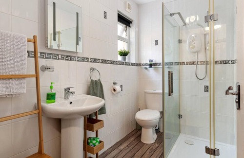 Wiseman's Bridge Apartment | St Helens Apartment 2 - Short Walk to Beach