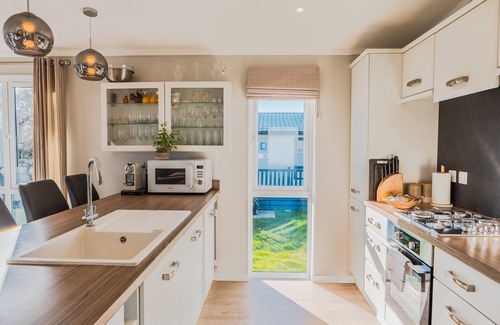 Ryde Cabin | St Helens - Lodge - sleeps 4 - Pets Allowed - Pool
