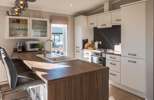 Ryde Cabin | St Helens - Lodge - sleeps 4 - Pets Allowed - Pool
