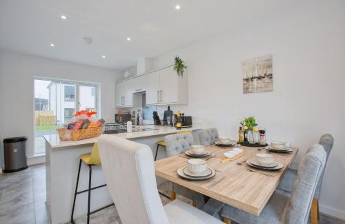 Hayle Apartment | St Ives Bay - Immaculate Brand New 3Bed - Free Parking - Beach - WiFi