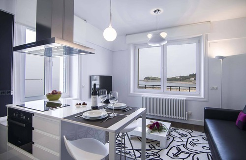 Saint-Jean-de-Luz City Center Apartment | St Jean de Luz plage. Calm, design, great comfort. Breathtaking sea views.