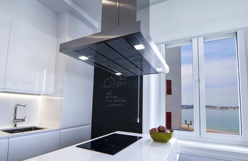 Saint-Jean-de-Luz City Center Apartment | St Jean de Luz plage. Calm, design, great comfort. Breathtaking sea views.