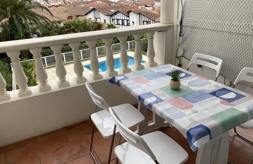 Saint-Jean-de-Luz City Center Apartment | ST JEAN DE LUZ SUPER T2 center, swimming pool exceptional setting, beach walk