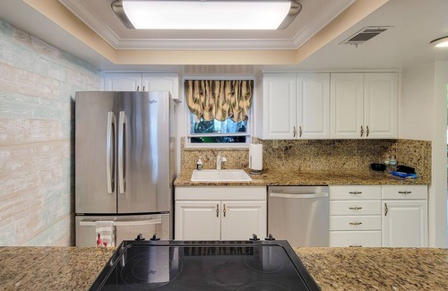 Welaka Condo | St. Johns River Condo w/2BR, Fish Near Your Patio