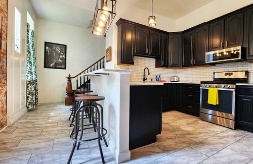 Benton Park House | St. Louis Modern Retreat- sleeps 12-Family Friendly-Convenient Location