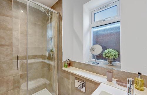 South Ruislip Apartment | St Martins 2 Bedroom Apartments in Ruislip By 360 Stays