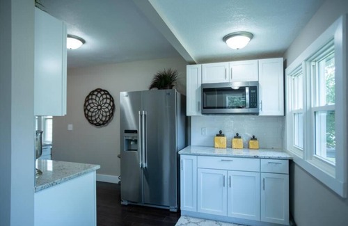 Highland House | St Paul Charm, Close to Airport and Highland Park