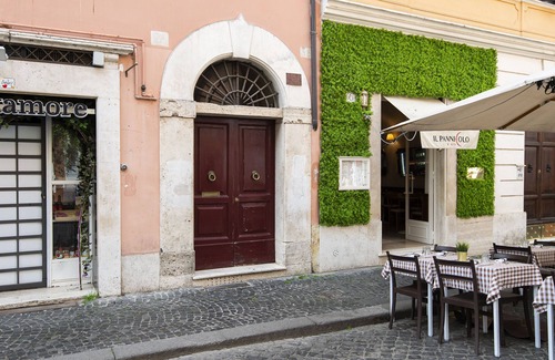 Rione XIV Borgo Apartment | ST. PETER'S BASILICA. ESCAPE FOR 2!