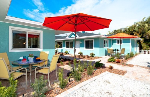 Bradenton Beach House | St. Thomas Bungalow - Walk in 2 Minutes to the Beach, Quiet Area, Free WiFi
